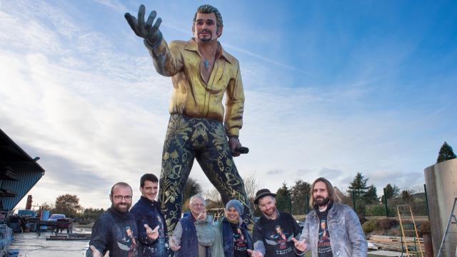 VIDÉO. En Mayenne, ils créent la plus grande statue de Johnny Hallyday -  Saint-Nazaire.maville.com