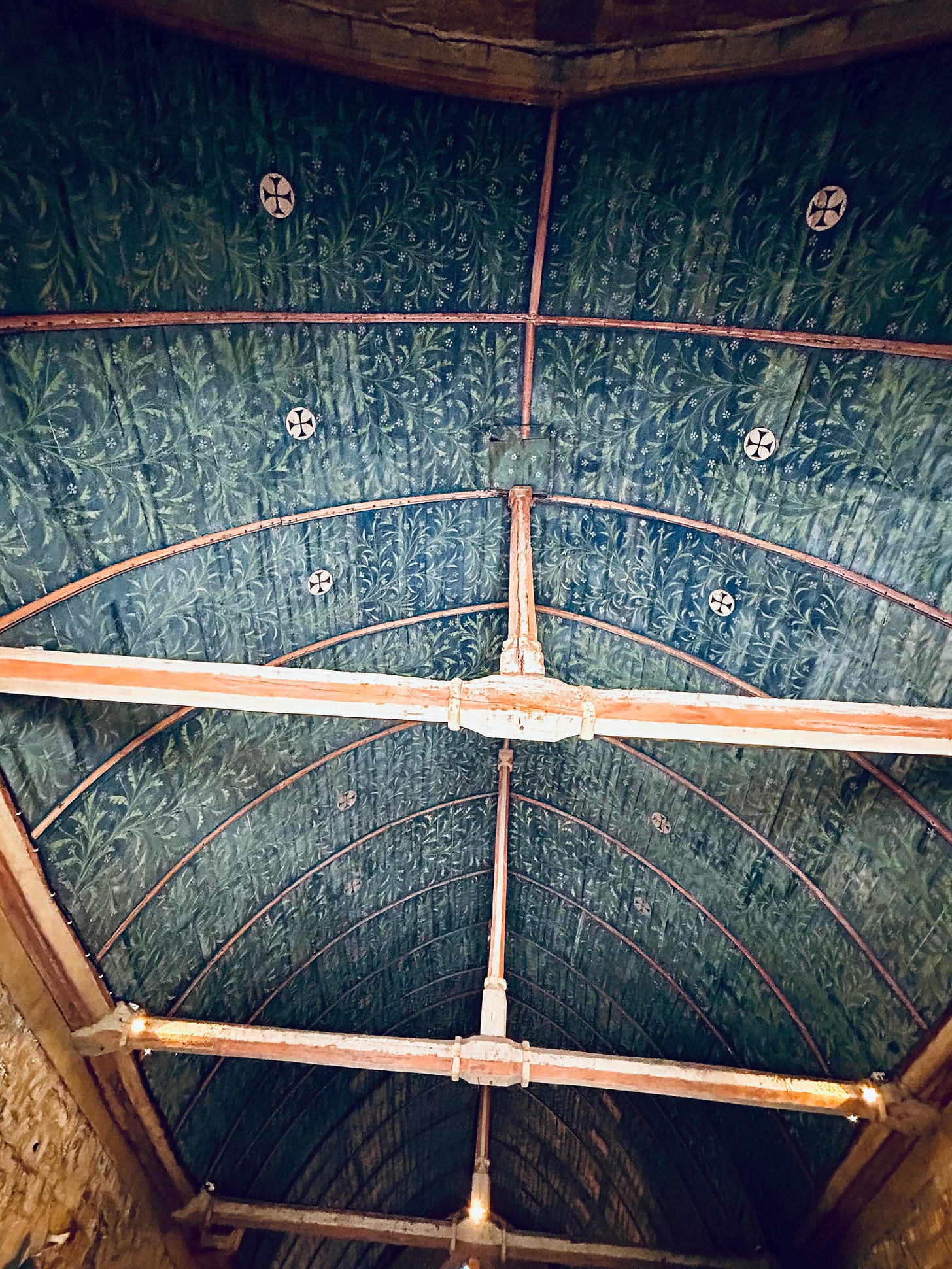 A ceiling with a green and gold design

AI-generated content may be incorrect.