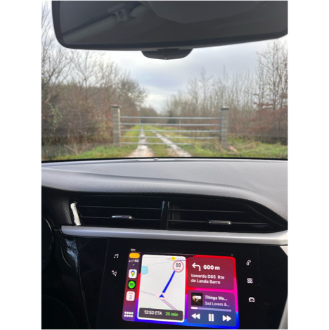 A car with a screen on the dashboard

Description automatically generated with medium confidence