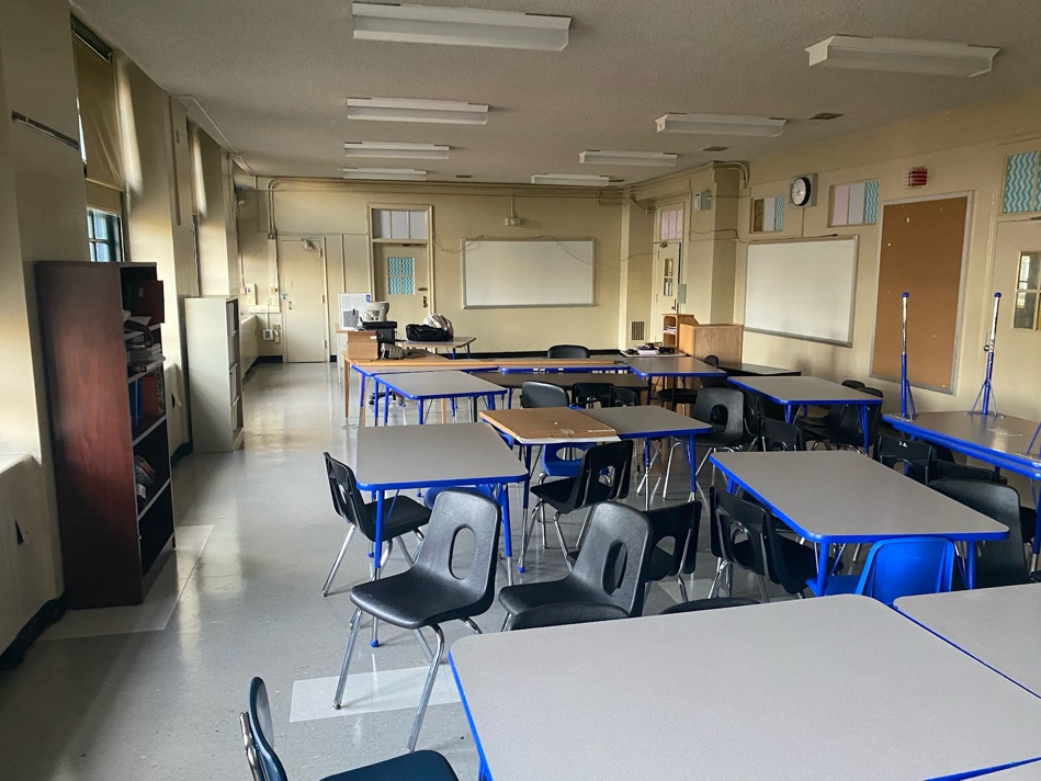 A classroom with tables and chairs

AI-generated content may be incorrect.